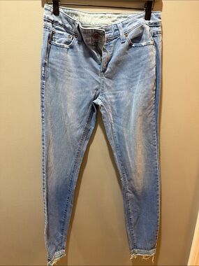 Vineyard Vines Light Wash Distress Denim Jeans - Skinny